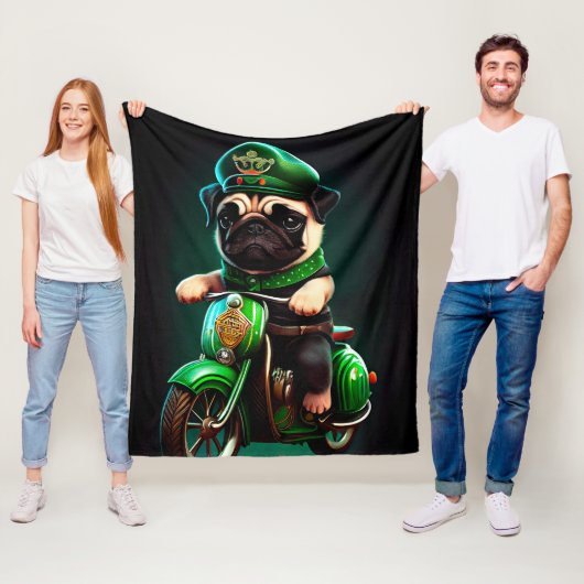 パグ犬 自転車に乗る セントパトリックの日 フリースブランケット (インサイチュ)