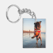 パグ遊ズボールオンビーチ キーホルダー (正面左)