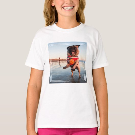 パグ遊ズボールオンビーチ Tシャツ (正面)