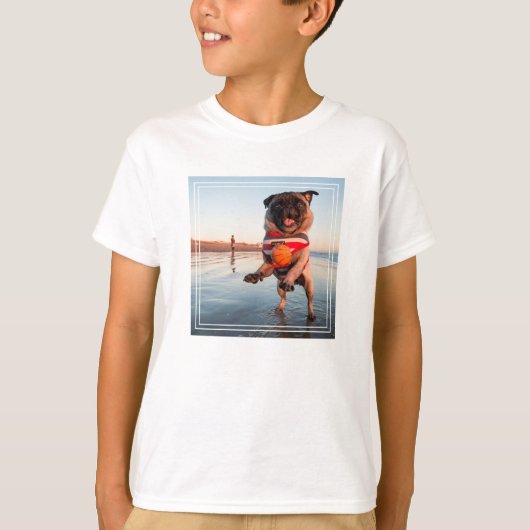 パグ遊ズボールオンビーチ Tシャツ (正面)
