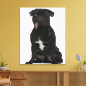 パグ（1歳）は舌で座っぶら下がったている キャンバスプリント (インサイチュ (リビング))