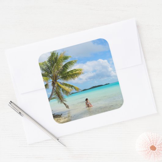パシフィックステッカーのヤシの木の下の女性 スクエアシール (封筒)