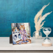 パジャマを着たかわいい猫が洗濯をしている フォトプラーク (インサイチュ)