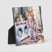 パジャマを着たかわいい猫が洗濯をしている フォトプラーク (正面)