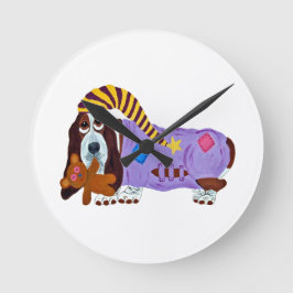 パジャマを着たテディベアを持つバセットハウンド ラウンド壁時計