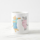 パジャマを着た4匹の猫 白マグカップ コーヒーマグカップ (中央)