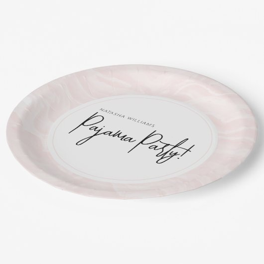 パジャマパーティー アブストラクト ソフトピンク パターン おしゃれ ペーパープレート (アングル)