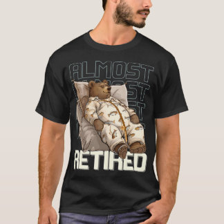 パジャマ姿のほぼ退職のクマが釣りでリラックスしている A Tシャツ