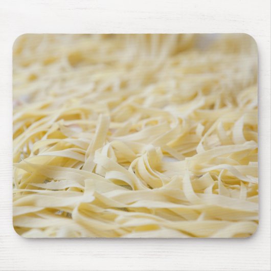 パスタ麺のクローズアップ マウスパッド (正面)