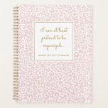 パステおもしろいルレオパードプリントパターン赤面プランナー プランナー手帳<br><div class="desc">このかわいらしプランナーにはユーモアのある、「少なくと読も、組織的なふりができる…」という文字が含まれています。 背景には、ピンク色のヒョウ柄が赤面される。文字テンプレートは個人用に含まれており、これは最高の贈り物です。まと素晴らしまりにくい人のために、家庭の母親、女の子、10代の先生、その他誰にでもなれる。</div>