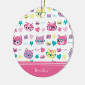パステカッコいいル・キャッツ、眼鏡模様、ピンク・クリスマス セラミックオーナメント (左)