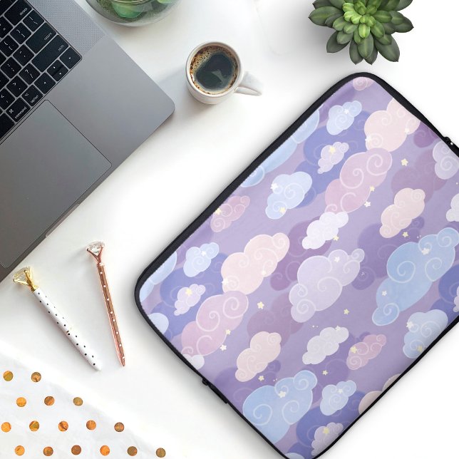 パステルお洒落雲と星のパターン ラップトップスリーブ (Whimsical Purple Clouds and Sky Patterned Laptop Sleeve)