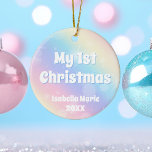 パステルかわいらしレインボーベビーギフト私の1stクリスマス セラミックオーナメント<br><div class="desc">可愛飾い白のデザインに子供の名前を取り入れたパステルかわいらしレインボー輝くパステルの少女のための私の最初のクリスマスの装飾書。この魔法の贈り物はあなたの新しい子供にあなたの家族のための祝甘い記念である。</div>