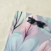 パステルの花離れと紫色の背景 ビーチタオル (インサイチュ)