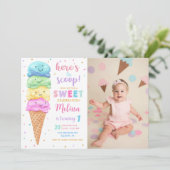 パステルアイスクリームこちらスクープ誕生日写真 招待状 (スタンド正面)