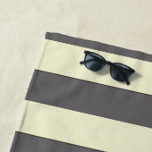 パステルイエローストライプ文字とカスタムビーチPRO ビーチタオル (インサイチュ)