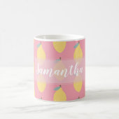 パステルイエローレモンの模様オンピンクパーソナライズされた コーヒーマグカップ (中央)