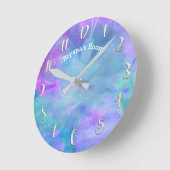 パステルウォーターカラーティール(緑がかった色)バタフライパーソナライズされた名 ラウンド壁時計 (傾斜)