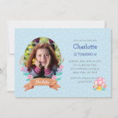 パステルエレガントブルーフローラリースフォト誕生日 招待状 (正面)