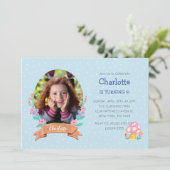 パステルエレガントブルーフローラリースフォト誕生日 招待状 (スタンド正面)