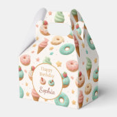 パステルカラーのお菓子のバースデー フェイバーボックス (正面サイド)
