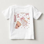 パステルカラーのジンジャーブレッドハウス ウィンター 1歳誕生日 ベビーTシャツ (裏面)