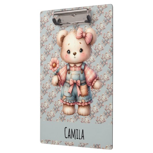 パステルカラーのテディベアが花を持ってオーバーオールを着ている クリップボード (左)