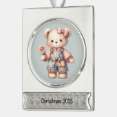 パステルカラーのテディベアが花を持ってオーバーオールを着ている シルバープレートバナーオーナメント (左)
