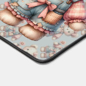 パステルカラーのテディベアが花を持ってオーバーオールを着ている デスクマット (コーナー)