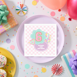 パステルカラーのヴァーシティ風パッチが可愛い6歳の誕生日 スタンダードカクテルナプキン