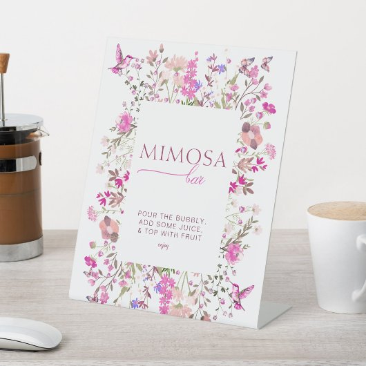 パステルカラーの上品なルビーローズ ミモザ バー ブライダル シャワー 台座サイン