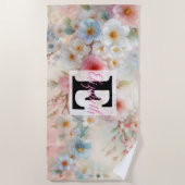 パステルカラーの水彩花にモノグラムの名前 ビーチタオル (正面)