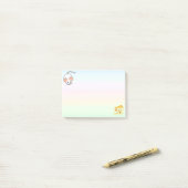 パステルカラーの白い可愛いネズミとチーズ ポストイット (デスク上)