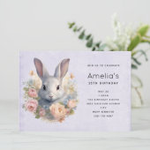パステルカラーの花に囲まれたウサギ 誕生日おめでとう 招待状 (スタンド正面)