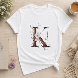 パステルカラーの蘭とツインをあしらったモダンなモノグラム"K" Tシャツ