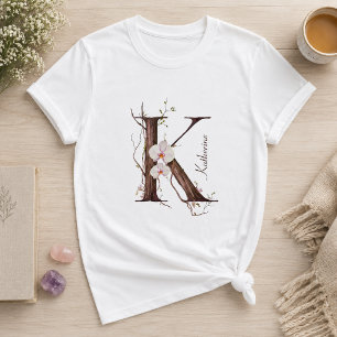 パステルカラーの蘭とツインをあしらったモダンなモノグラム"K" Tシャツ