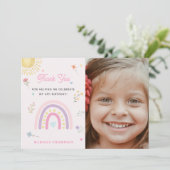 パステルカラーの虹と花の女の子の誕生日写真 サンキューカード (スタンド正面)