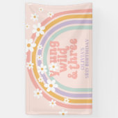 パステルカラーの虹+ヤング+ワイルド+スリー 3歳の誕生日 横断幕 (縦)