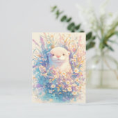 パステルカラーの野の花の草原の愛らしい白いカワウソ ポストカード (スタンド正面)