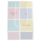 パステルカラーブロック金ゴールドベビーシャワー ミディアムペーパーバッグ (裏面)