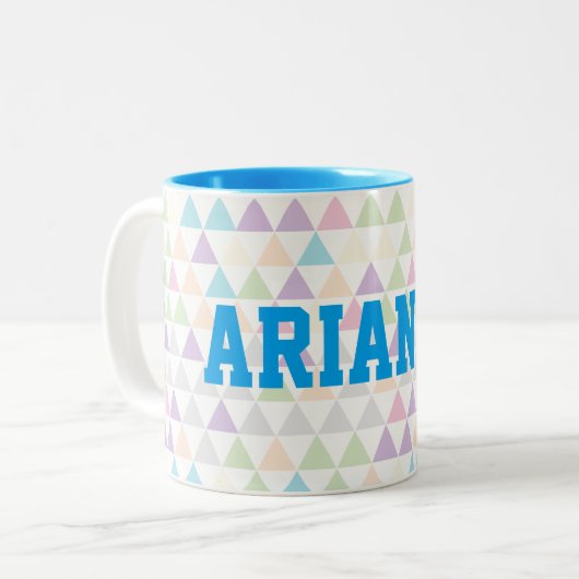 パステルカラー三角形ウィズブルー名前をカスタムする ツートーンマグカップ (正面左)