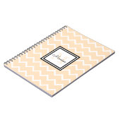 パステルガーリーピーチネームモノグラムシェブロン ノートブック (左側)