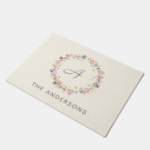 パステルスタイリッシュフローラリースモノグラムパーソナライズされた ドアマット (アングル)