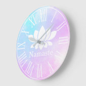 パステルズホワイトロータスフラワーナマステヨガ ラージ壁時計 (傾斜)