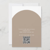 パステルタウペ モダン タイポグラフィー アーチ ウェディング + QR 招待状 (裏面)