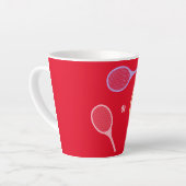 パステルテニスラケットとテニスボールを赤で カフェラテマグ (左アングル)