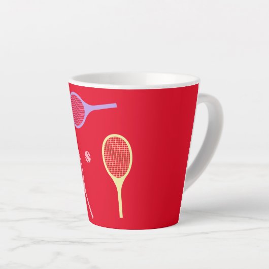 パステルテニスラケットとテニスボールを赤で カフェラテマグ (右アングル)