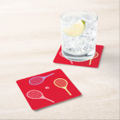 パステルテニスラケットとテニスボールを赤で スクエアペーパーコースター (インサイチュ)