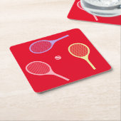 パステルテニスラケットとテニスボールを赤で スクエアペーパーコースター (アングル)
