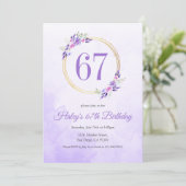 パステルパープルの花とゴールドの輪の67歳の誕生日 招待状 (スタンド正面)